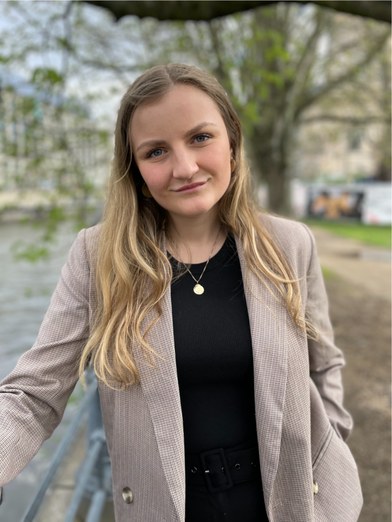Hvem er jeg? Mit navn er Mille Læssøe Lindegaard, og jeg brænder for at hjælp dig med din forretning på sociale medier.